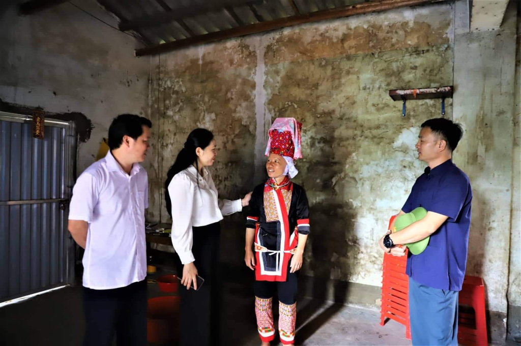 Phó Bí thư Huyện ủy, Chủ tịch UBND huyện Bình Liêu Nguyễn Thị Tuyết Hạnh tuyên truyền, nắm bắt tình hình tư tưởng của người dân xã Hoành Mô trong tham gia chương trình xây dựng NTM.