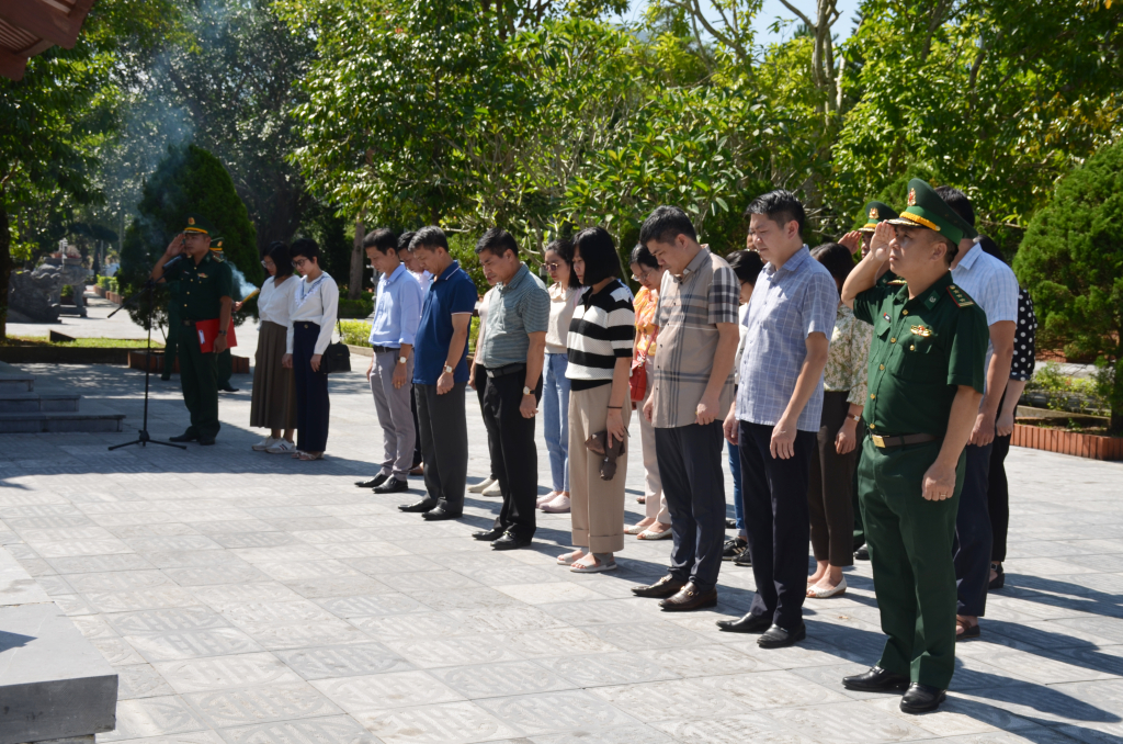 Đoàn công tác đến dâng hương tại Đài tưởng niệm các anh hùng liệt sĩ Pò Hèn 