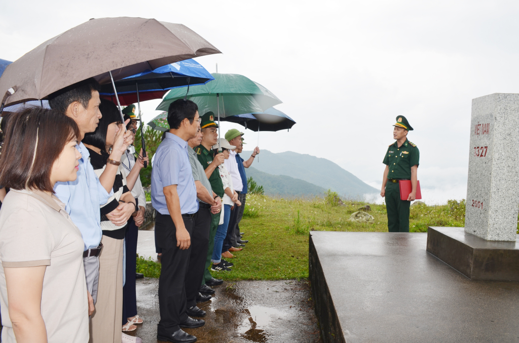 Đoàn công tác của Ban Tuyên giáo Tỉnh ủy thăm quan cột mốc biên giới.