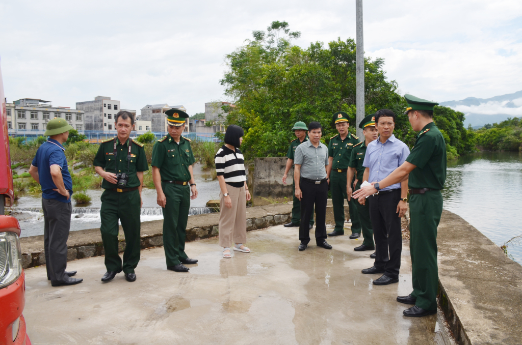 Đồng chí Nguyễn Hồng Dương, Trưởng Ban Tuyên giáo Tỉnh ủy (thứ 2 bên phải) đi thăm, kiểm tra hoạt động cửa khẩu Hoành Mô 
