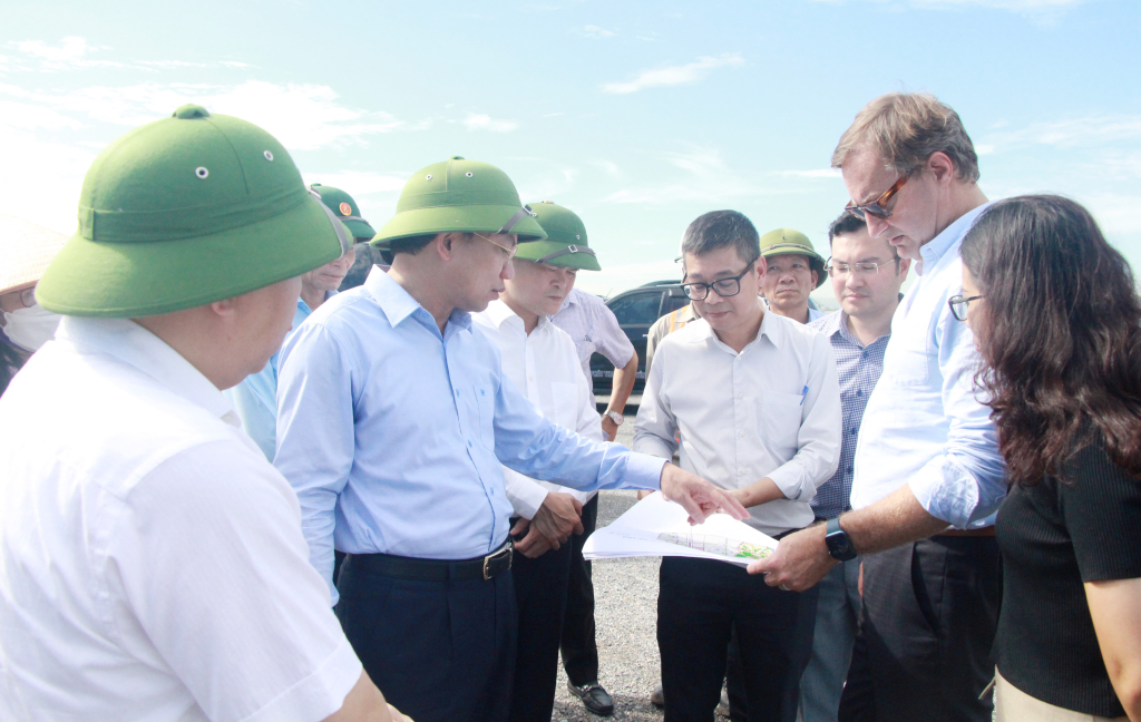 Đồng chí Bí thư Tỉnh ủy, Chủ tịch HĐND tỉnh cùng đoàn công tác cũng kiểm tra tại KCN Nam Tiền Phong.