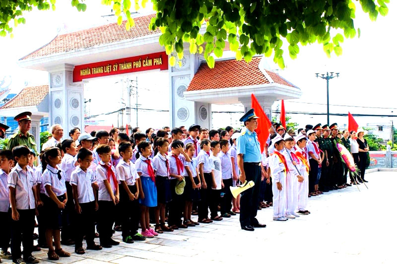 Các CCB phường Cửa Ông đưa các em học sinh trên địa bàn đi viếng Nghĩa trang liệt sĩ Cẩm Phả, vừa là trải nghiệm cũng vừa là giáo dục truyền thống cho các em.