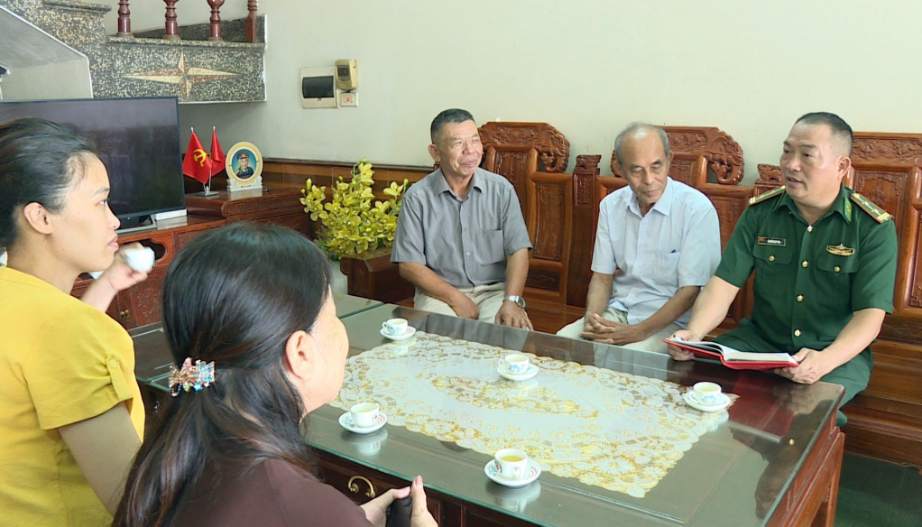 Trung tá Nguyễn Quý Yên, đảng viên Đồn BP Trà Cổ cùng chi ủy khu Đông Thịnh, phường Trà Cổ (TP Móng Cái) họp bàn xây dựng nghị quyết.