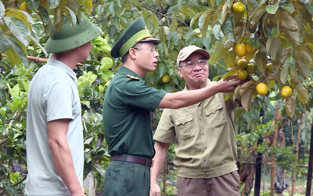 Thiếu tá Nguyễn Duy Tuấn cán bộ biên phòng tăng cường làm Phó Bí thư Đảng ủy xã Đồng Tiến (huyện Cô Tô) trao đổi với người dân về phát triển kinh tế.