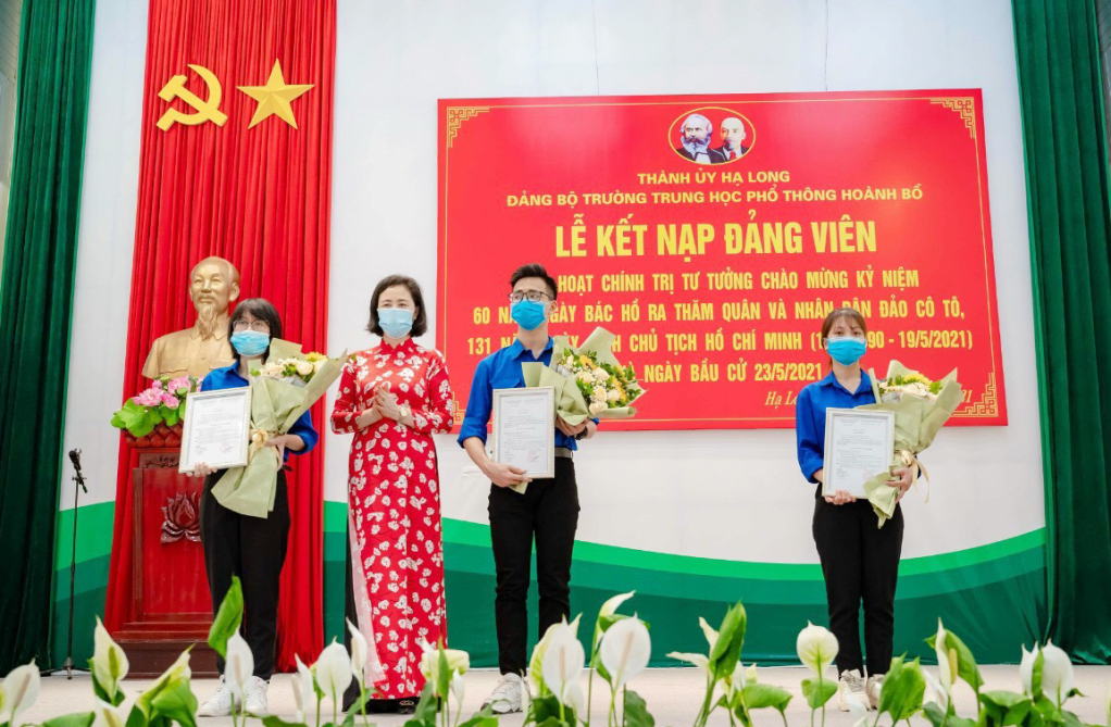 Thành ủy Hạ Long trao quyết định kết nạp đảng cho đảng viên 18 tuổi Nguyễn Tuấn Anh (Trường THPT Hoành Bồ, TP Hạ Long), tháng 5/2021.