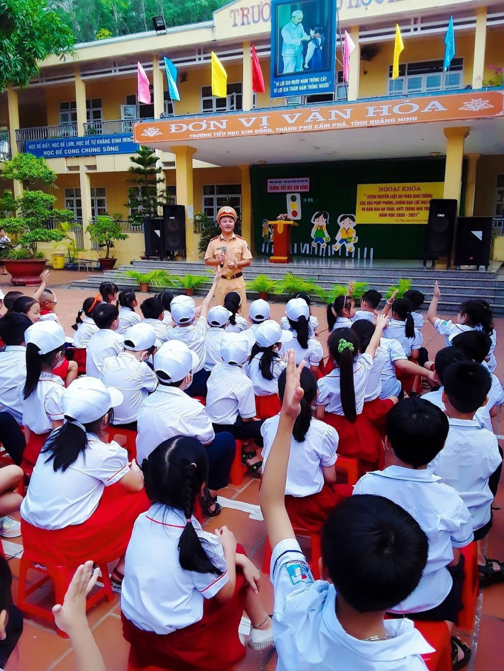 Thượng úy Nguyễn Văn Thể trong một buổi tuyên truyền Luật giao thông cho học sinh trên địa bàn.