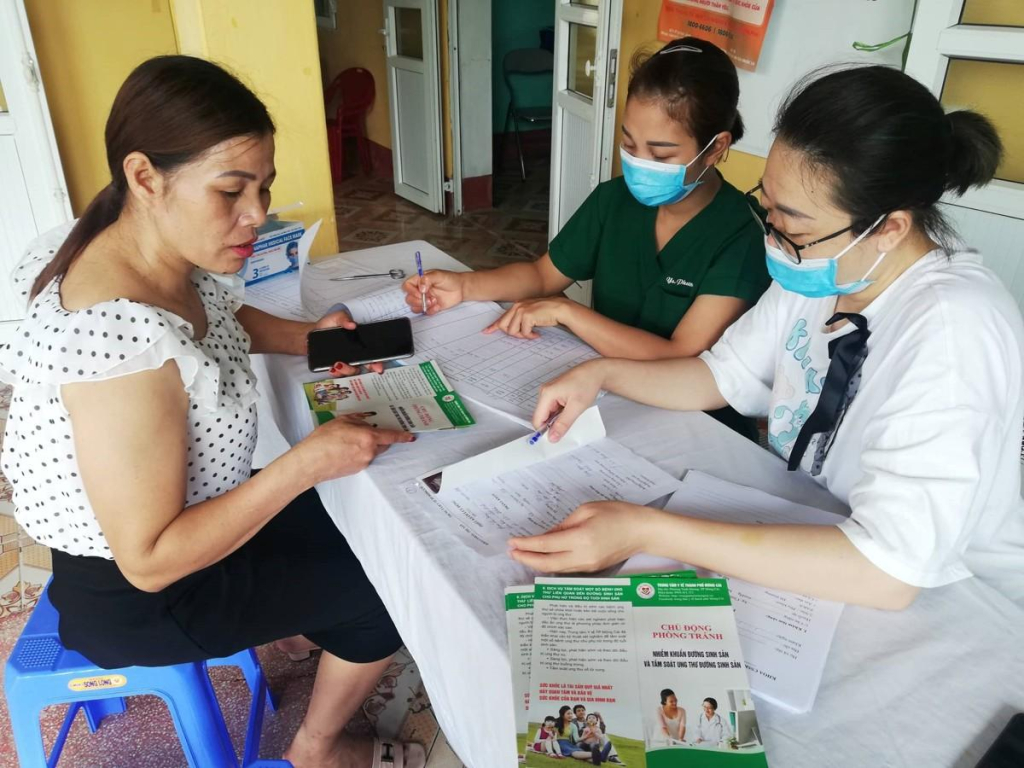 Trung tâm y tế TP Móng Cái khám, chữa bệnh lưu động chuyên khoa Sản, phụ khoa cho phụ nữ xã Vạn Ninh.