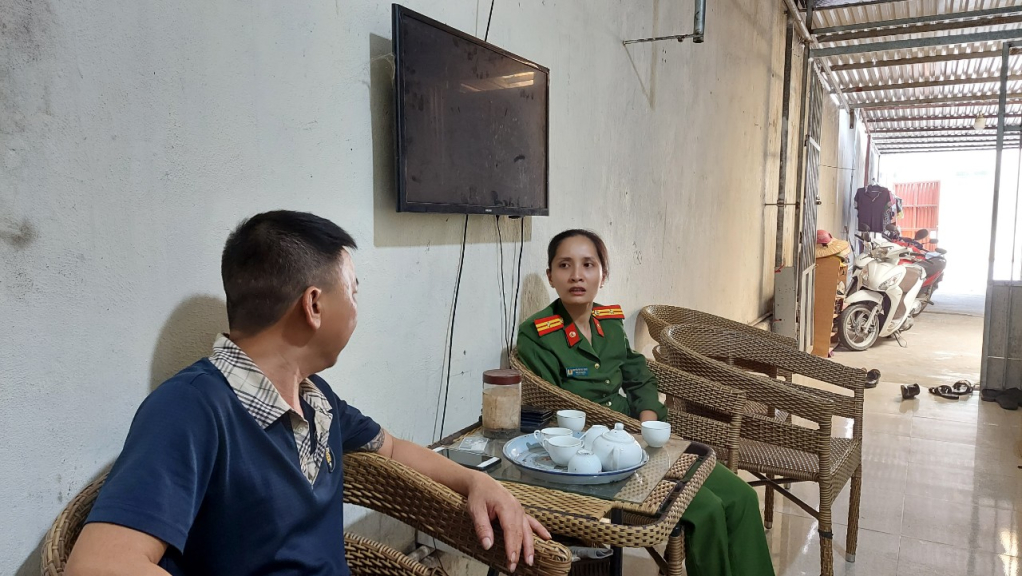 Công an TP Uông Bí thường xuyên hỏi thăm, nắm tình hình người lầm lỗi tái hòa nhập cộng đồng.