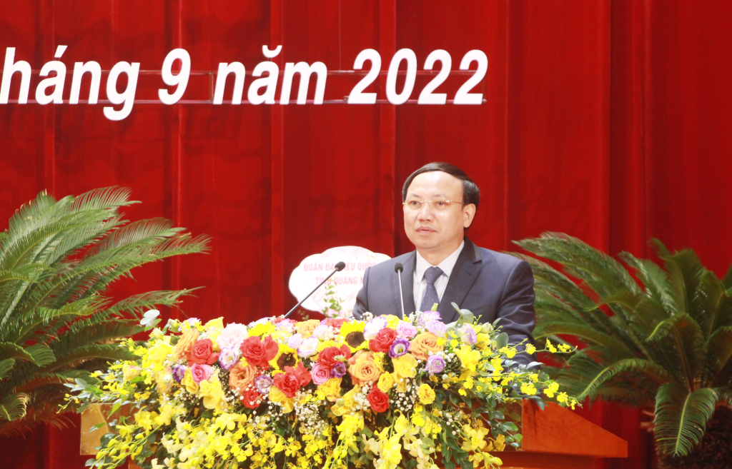 Đồng chú Nguyễn Xuân Ký, Ủy viên Trung ương Đảng, Bí thư Tỉnh ủy, Chủ tịch HĐND tỉnh, phát biểu tại đại hội.