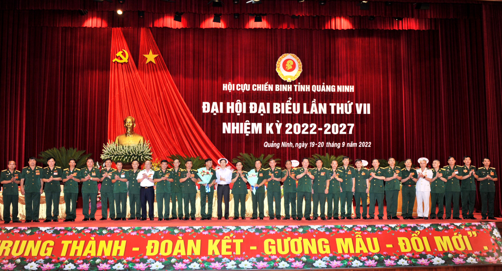 Ban Chấp hành Hội CCB khóa VII, nhiệm kỳ 2022-2027 ra mắt đại hội.