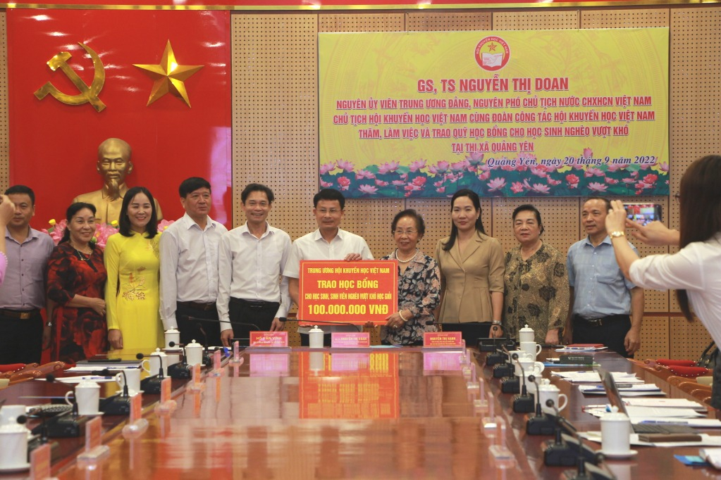 Nguyên Phó chủ tịch nước Nguyễn Thị Doan, trao 100 triệu đồng cho Hội khuyến học TX Quảng Yên