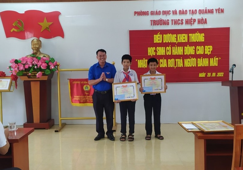 Đồng chí Đoàn Phúc Trường, PBT Thị Đoàn, Chủ tịch Hội đồng Đội Thị xã Quảng Yên trao tặng giấy khen và tặng quà cho hai em đội viên với việc làm tốt, hành động đẹp.