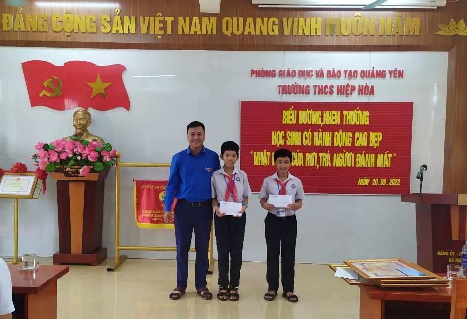 Đoàn xã Hiệp Hòa cũng dành nhiều phần quà khen thưởng cho 2 em học sinh Bùi Văn Tuấn và Vũ Đức Trung.