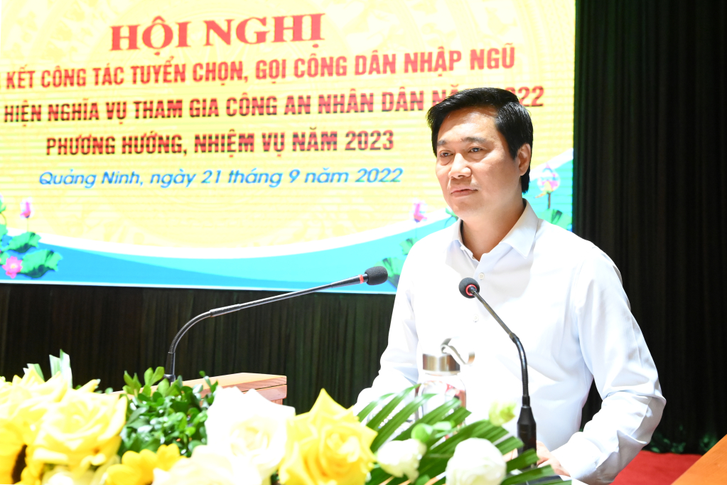 Đồng chí Nguyễn Tường Văn, Chủ tịch UBND tỉnh, Chủ tịch Hội đồng nghĩa vụ quân sự Tỉnh phát biểu tại Hội nghị