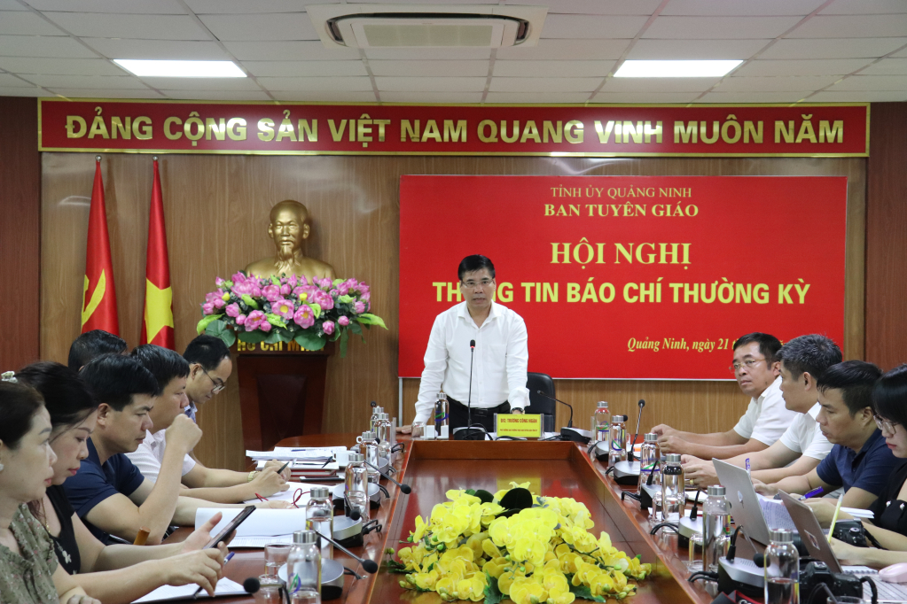 Đồng chí Trương Công Ngàn, Phó trưởng Ban Thường trực Ban Tuyên giáo Tỉnh ủy, phát biểu tại hội nghị.