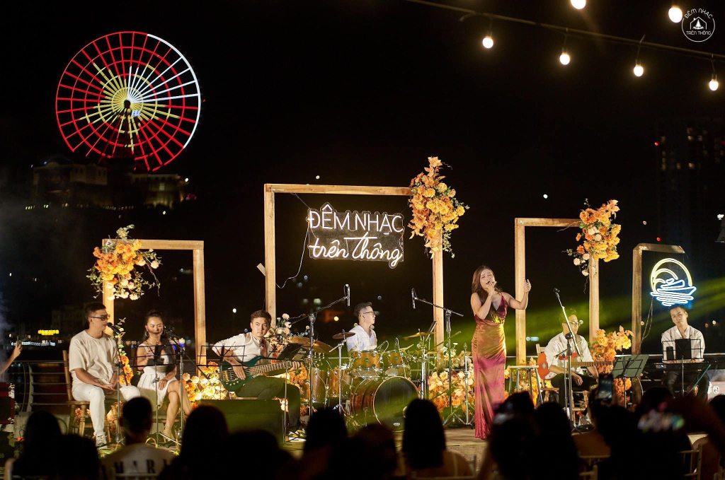 Người dân và du khách trải nghiệm đêm nhạc tại TP Hạ Long.