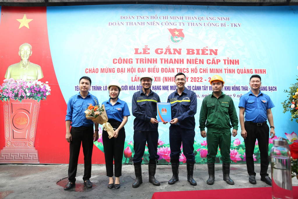 Đoàn Thanh niên Than Quảng Ninh đã tổ chức gắn biển công trình thanh niên cấp tỉnh: Lò chợ CGH đồng bộ hạng nhẹ mức -10/+20 Cánh Tây V7(42) - Khu Hồng Thái - Mỏ Tràng Bạch.
