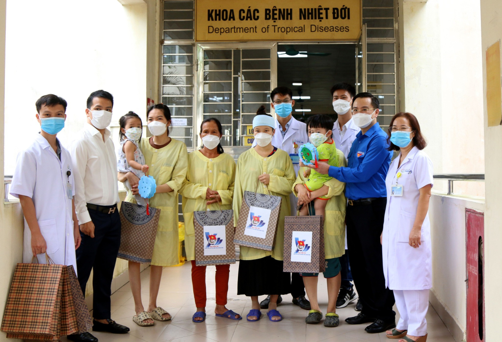 Đồng chí Hoàng Văn Hải, Bí thư Tỉnh Đoàn tặng quà cho trẻ em có hoàn cảnh khó khăn đang điều trị tại Bệnh viện Sản nhi nhân dịp Tết trung thu.