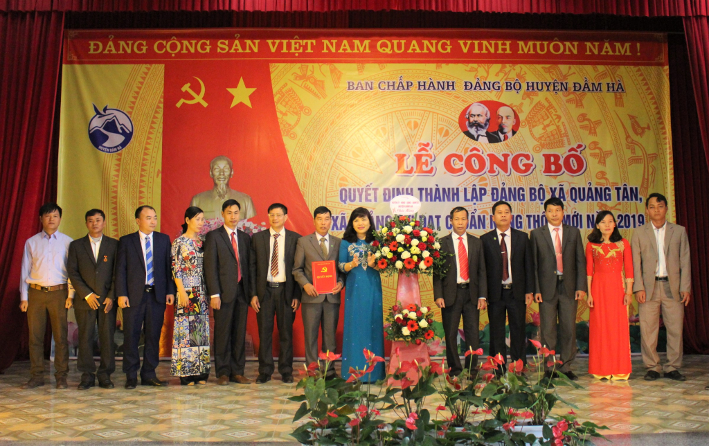 Công bố Quyết định thành lập Đảng bộ xã Quảng Tân.