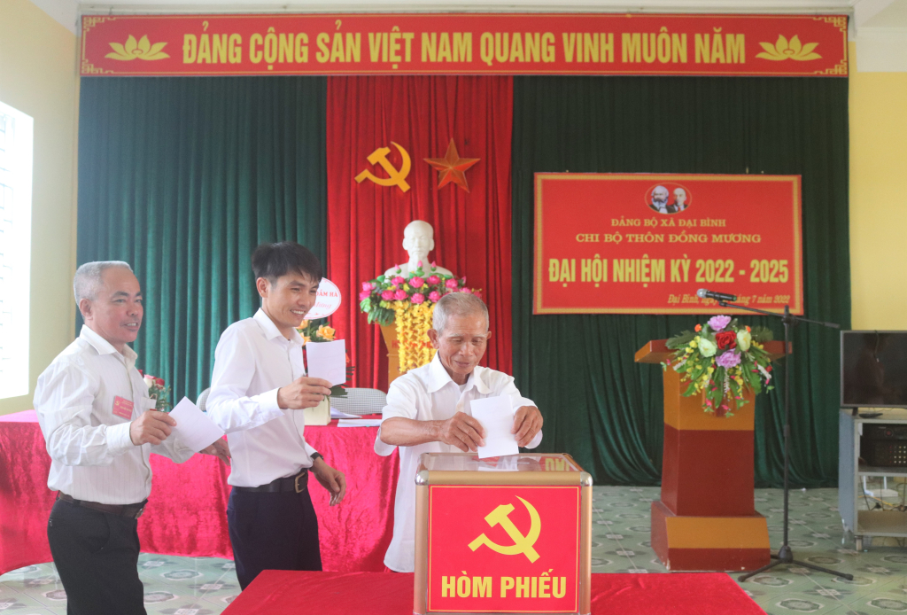 Đảng viên Chi bộ bỏ phiếu bầu Bí thư Chi bộ thôn Đồng Mương, xã Đại Bình nhiệm kỳ 2022 - 2025.