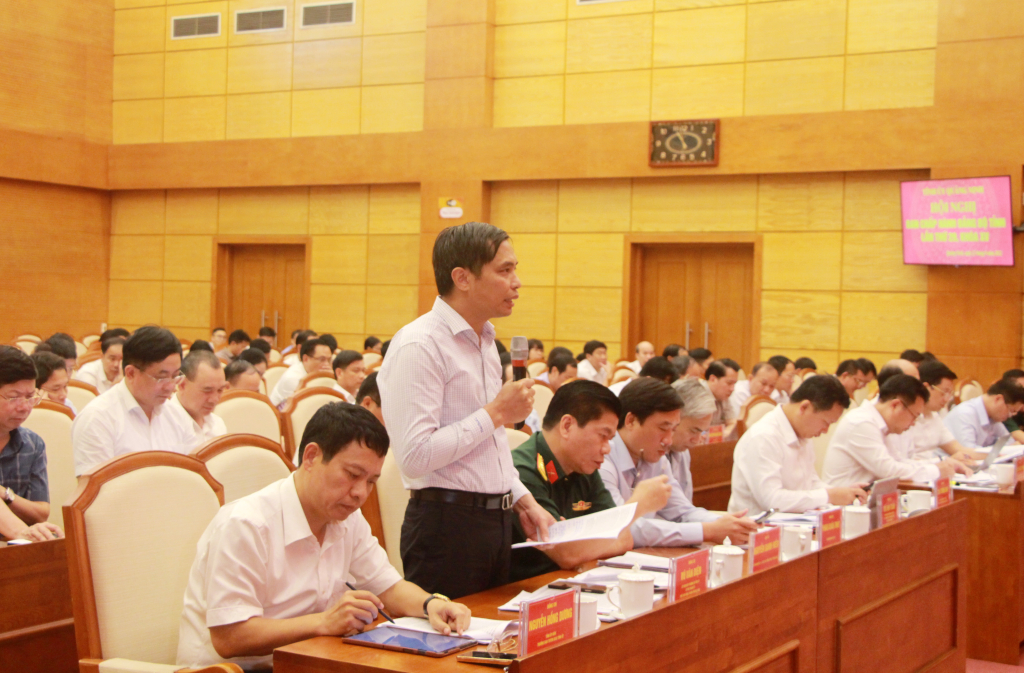 Đồng chí Vũ Văn Diện, Bí thư Thành ủy Hạ Long phát biểu tại hội nghị.
