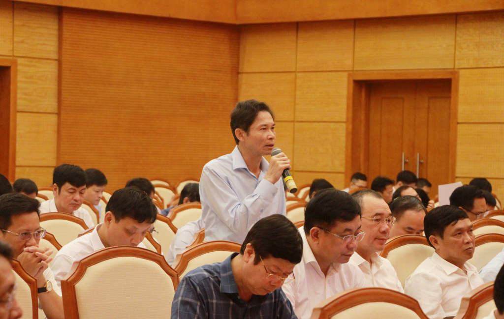 Đồng chí Hồ Văn Vịnh, Bí thư thị ủy Quảng Yên, phát biểu tại hội nghị. 