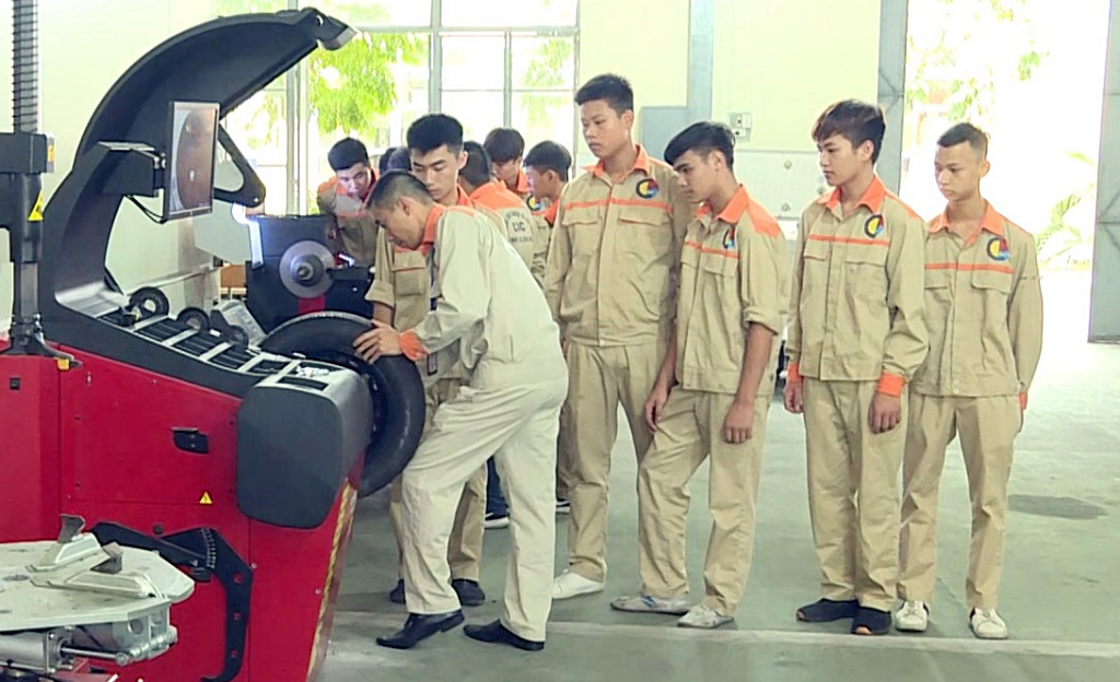 Học sinh Trường Cao đẳng Công nghiệp và Xây dựng trong giờ thực hành kỹ thuật sửa chữa ô tô.