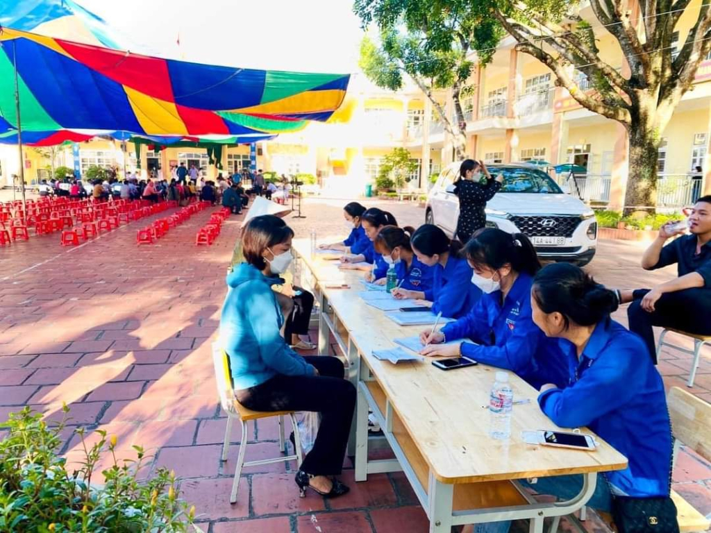 Đoàn thanh niên xã Bình Khê (TX Đông Triều) tham gia hỗ trợ tiêm phòng vắc xin Covid-19 cho người dân trên địa bàn.
