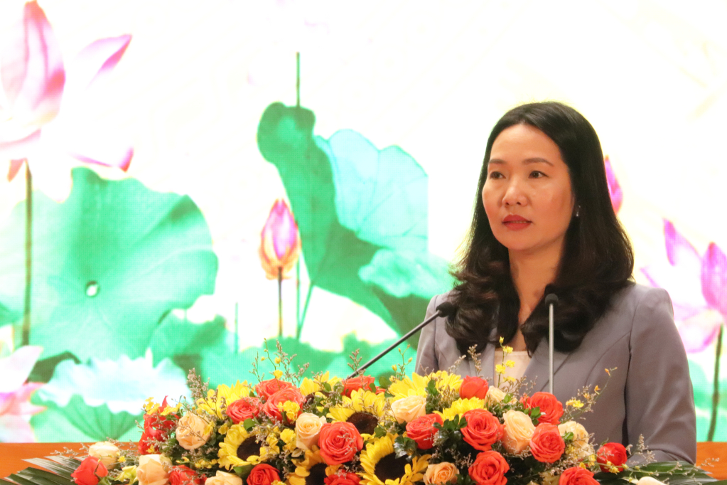 Đồng chí Nguyễn Thị Hạnh, Phó Chủ tịch UBND tỉnh phát biểu tại hội nghị tập huấn.