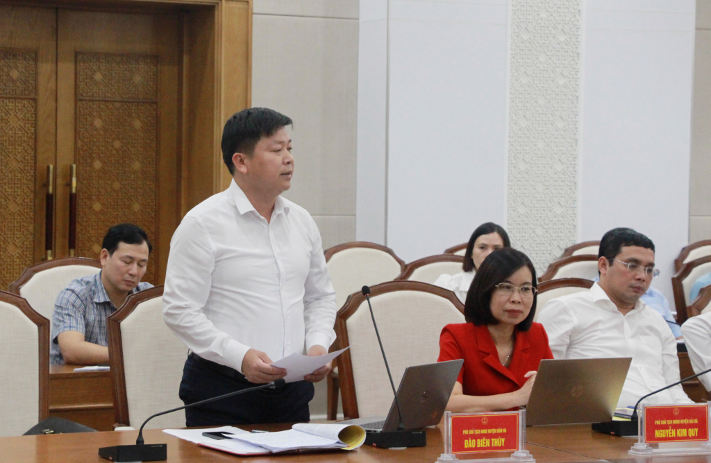 Thường trực HĐND huyện Đầm Hà phát biểu ý kiến tại hội nghị.