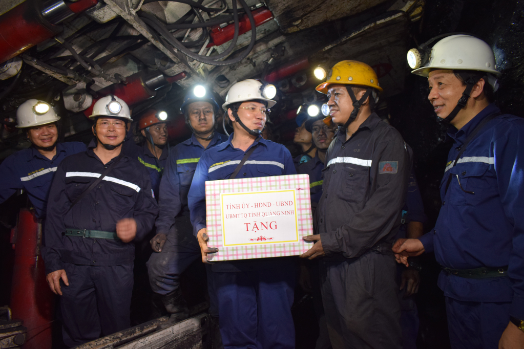 Bí thư tỉnh ủy Quảng Ninh Nguyễn Xuân Ký tặng quà cán bộ, công nhân Công trường Khai thác 2.