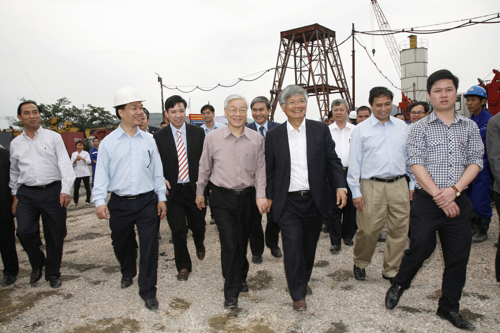 Tổng bí thư Nguyễn Phú Trọng trong lần về thăm CBCNLĐ Công ty tại vị trí xây dựng 2 tháp giếng Dự án
