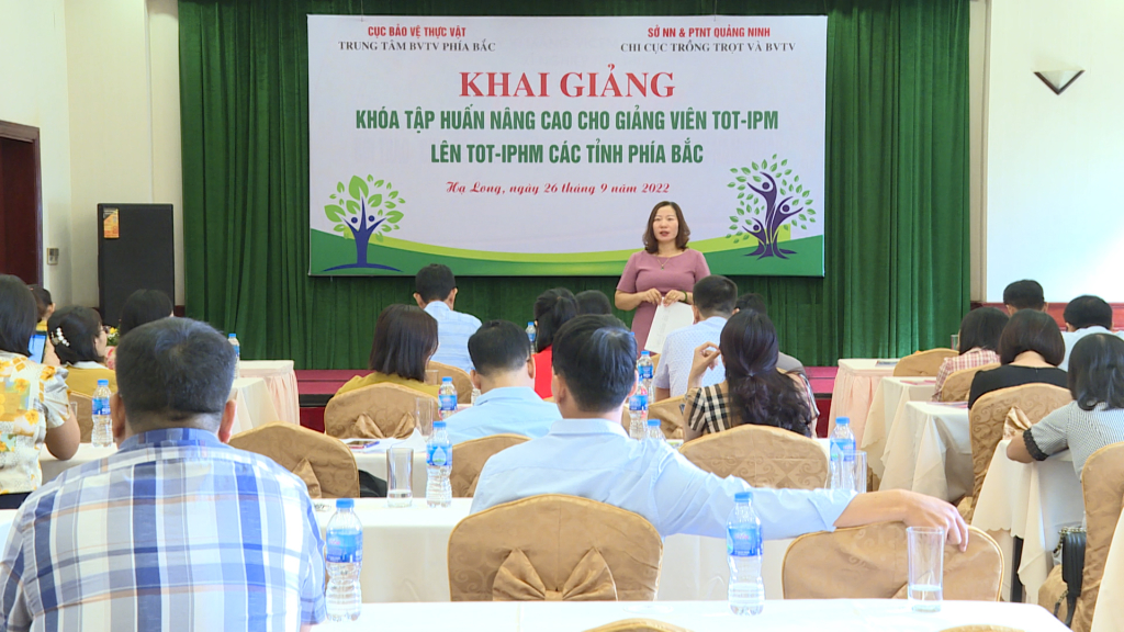 Giảng viên tại khóa tập huấn truyền đạt kiến thức về sức khỏe đất, dinh dưỡng cho cây trồng, giống khỏe.