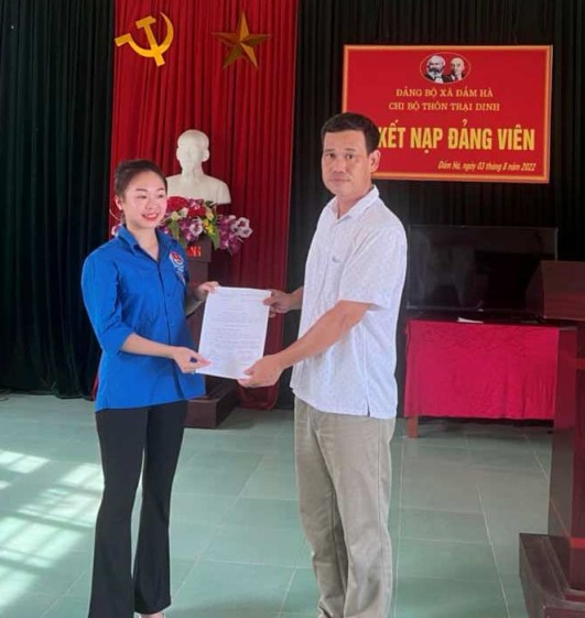 Đoàn viên đủ 18 tuổi được kết nạp vào Đảng ở thôn Trại Dinh, xã Đầm Hà.