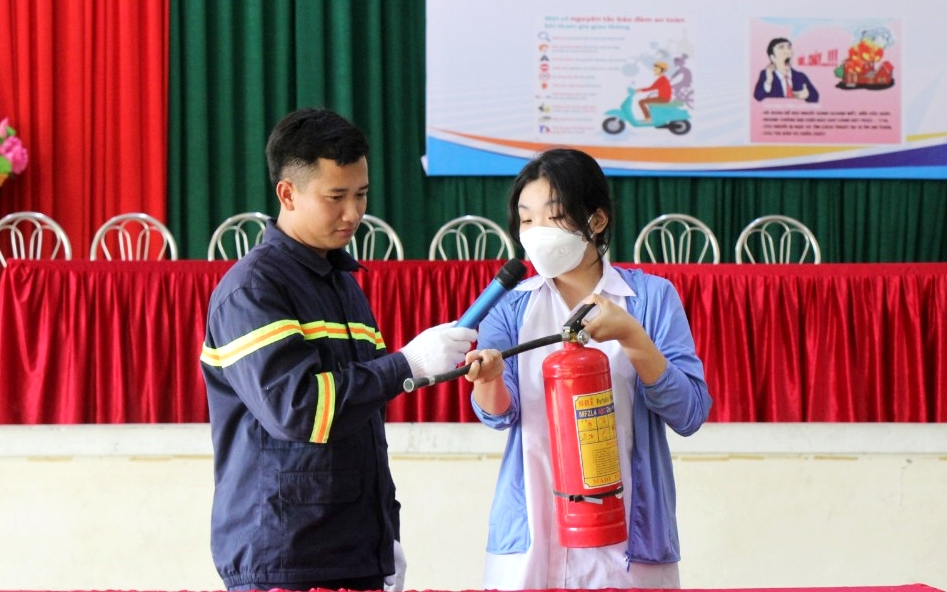 Công an huyện Cô Tô hướng dẫn cách sử dụng bình chữa cháy.
