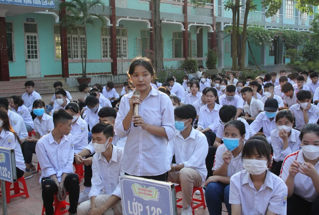 Học sinh trường THPT Nguyễn Bình (TX Đông Triều) chia sẻ những kiến thức về SKSS trong buổi tập huấn truyền thông giáo dục SKSS vị thành niên, thanh niên do CDC Quảng Ninh  phối hợp với Trung tâm Y tế TX Đông Triều tổ chức.