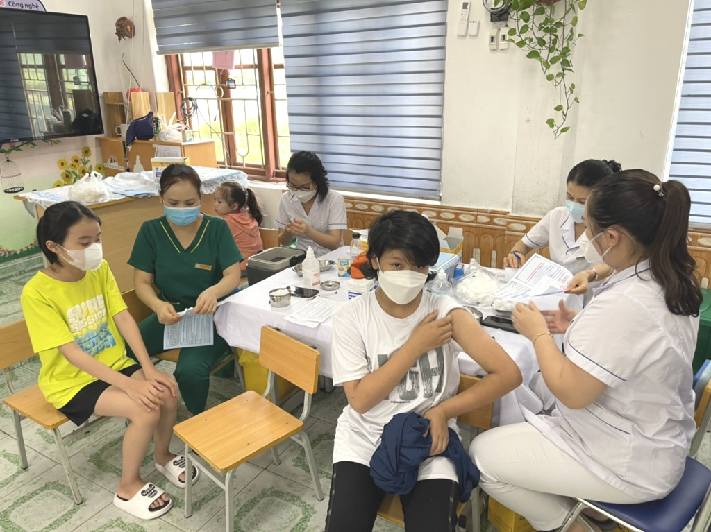 Học sinh Trường THCS Mạo Khê II (TX Đông Triều) tham gia tiêm chủng vắc-xin phòng Covid-19.