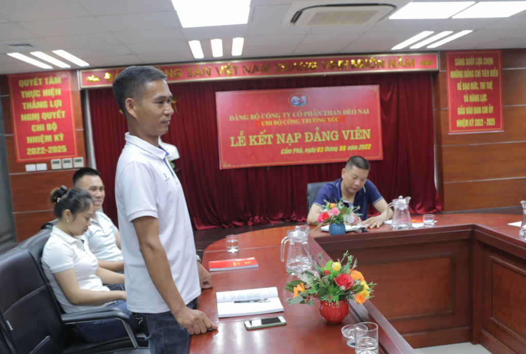 Phạm Văn Thiêm phát biểu ý kiến tại sinh hoạt Chi bộ Công trường Xúc