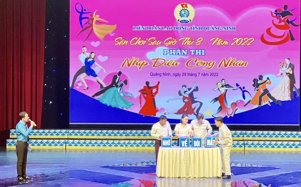 Đội chơi tham gia phần thi nhịp điệu công nhân trong chương trình sân chơi 