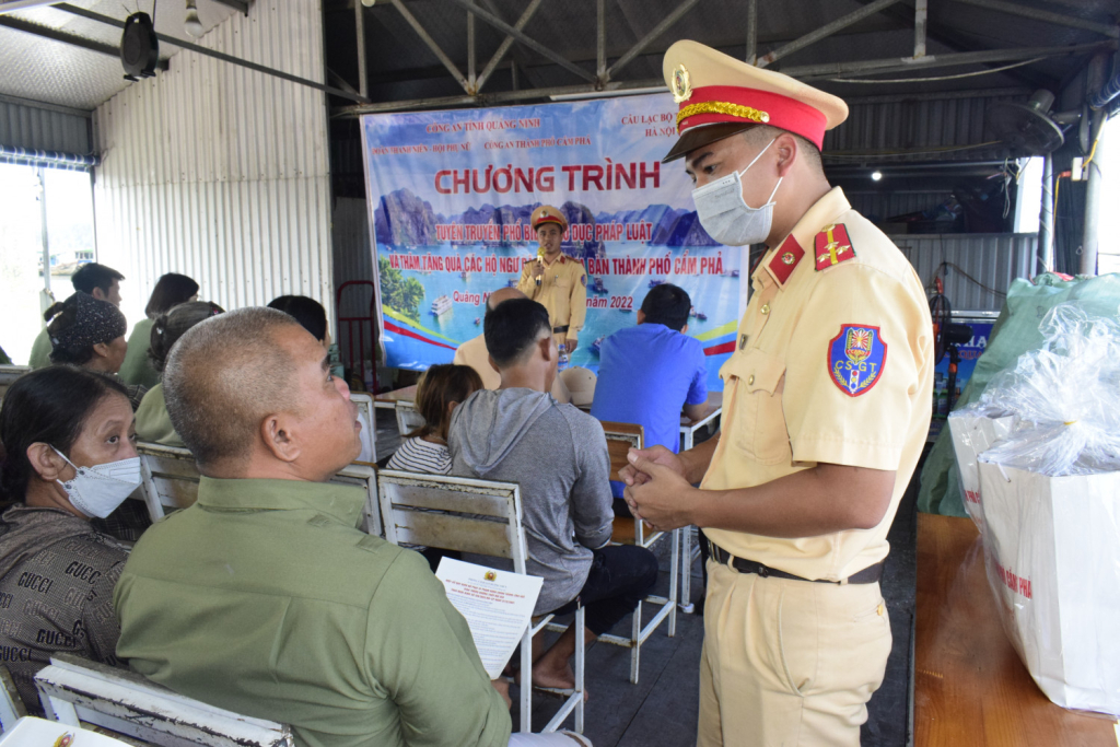 CBCS Công an Cẩm Phả tuyên truyền hướng dẫn người dân các quy định về TTATGT trên tuyến đường thủy nội địa.