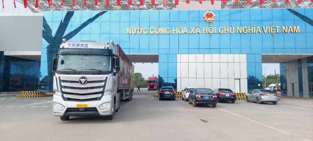 Nhập khẩu hàng hóa qua Cửa khẩu Cầu Bắc Luân II.