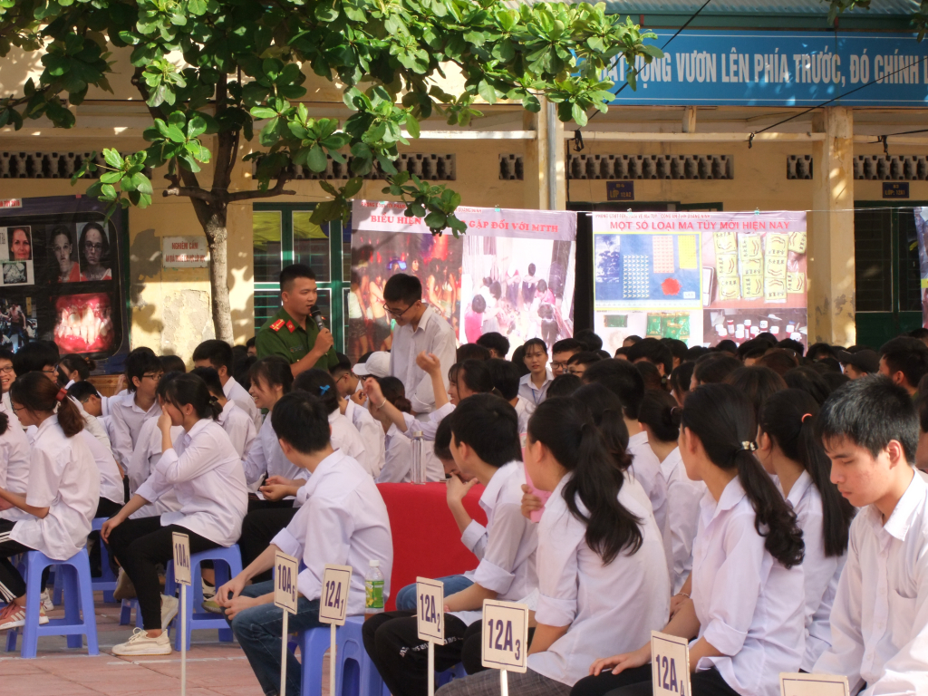 Các đảng viên trẻ, ĐVTN đa dạng các hoạt động tuyên truyền về phòng chống ma túy trong trường học.