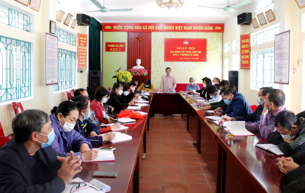 Bí thư chi bộ kiêm Trưởng khu Khu 1, phường Ka Long triển khai nghị quyết, văn bản của cấp trên đến các đảng viên trong chi bộ và nhân dân