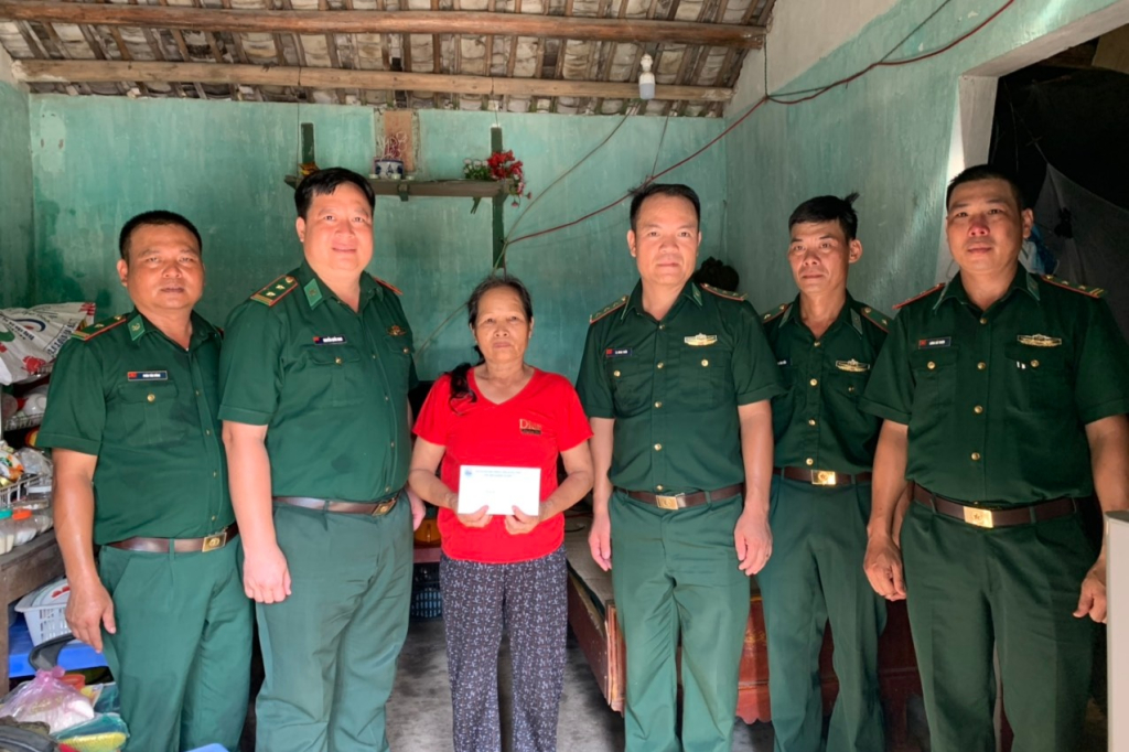 Trung tá Nguyễn Quốc Nam (thứ 2 từ trái sang) cùng tập thể ban lãnh đạo Đồn Biên phòng Pò Hèn thăm, tặng quà cựu thanh niên xung phong tại thôn Pò Hèn, xã Hải Sơn nhân kỷ niệm Ngày Thương binh Liệt sỹ Việt Nam 27/7/2022