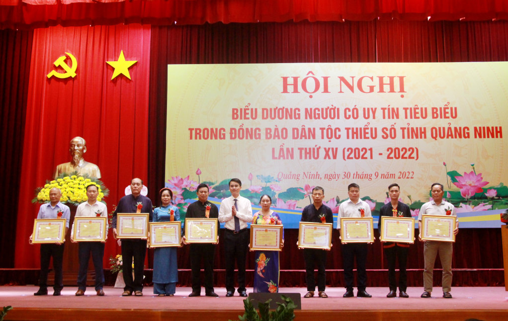 Đồng chí Phạm Văn Thành, Phó Chủ tịch UBND tỉnh trao Bằng khen của UBND tỉnh cho các cá nhân tiêu biểu.