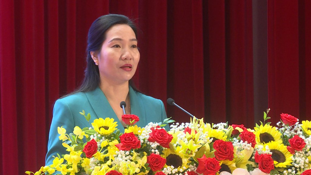 Đồng chí Nguyễn Thị Hạnh, Ủy viên Ban chấp hành Đảng bộ tỉnh, Phó Chủ tịch Ủy ban nhân dân tỉnh, Trưởng Ban chỉ đạo xây dựng XHHT tỉnh Quảng Ninh phát biểu tại hội nghị.