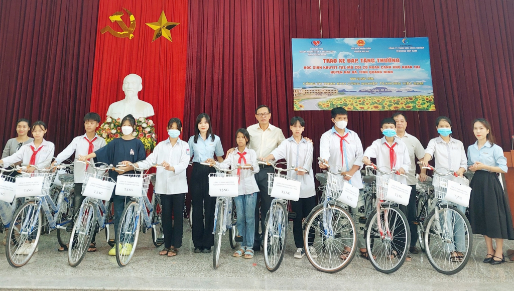 Lãnh đạo Hội Bảo trợ NKT-TMC tỉnh, UBND huyện Hải Hà và Công ty TNHH KCN Texhong Việt Nam trao tặng xe đạp cho học sinh mồ côi, khuyết tật vượt khó vươn lên.