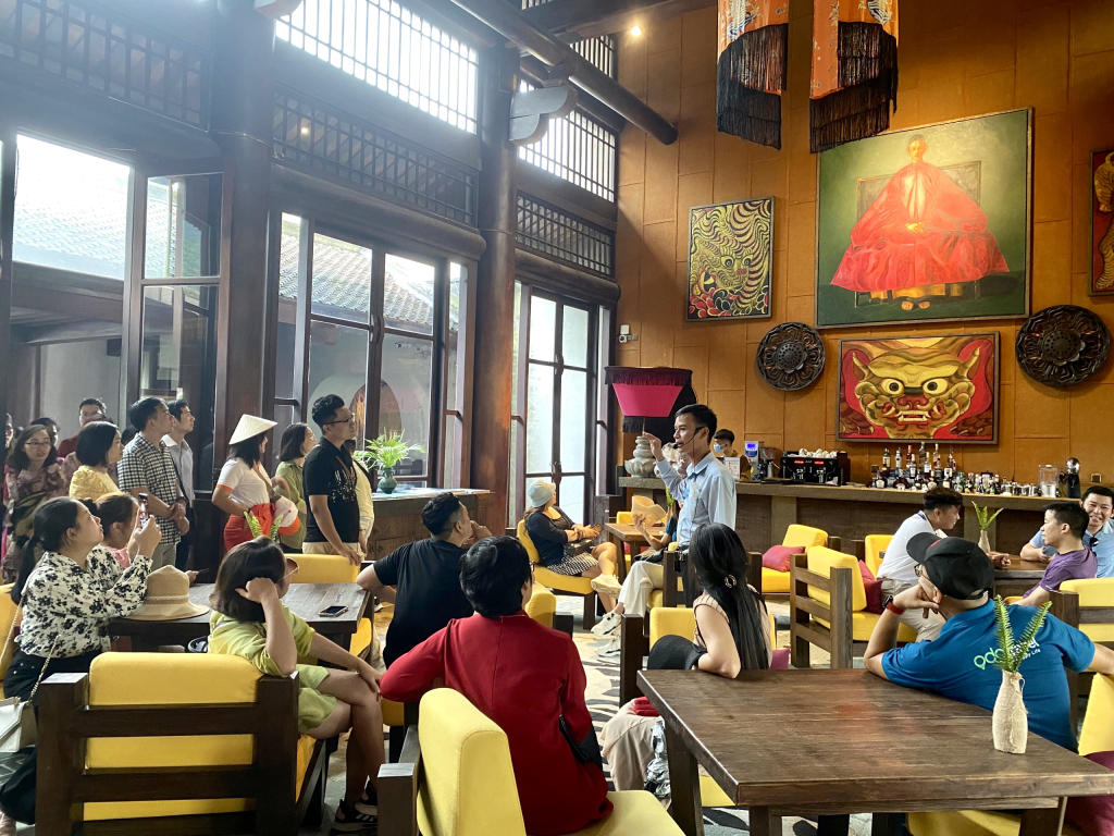 Đoàn famtrip nghe thuyết minh giới thiệu về Khu nghỉ dưỡng Legacy Yên Tử.