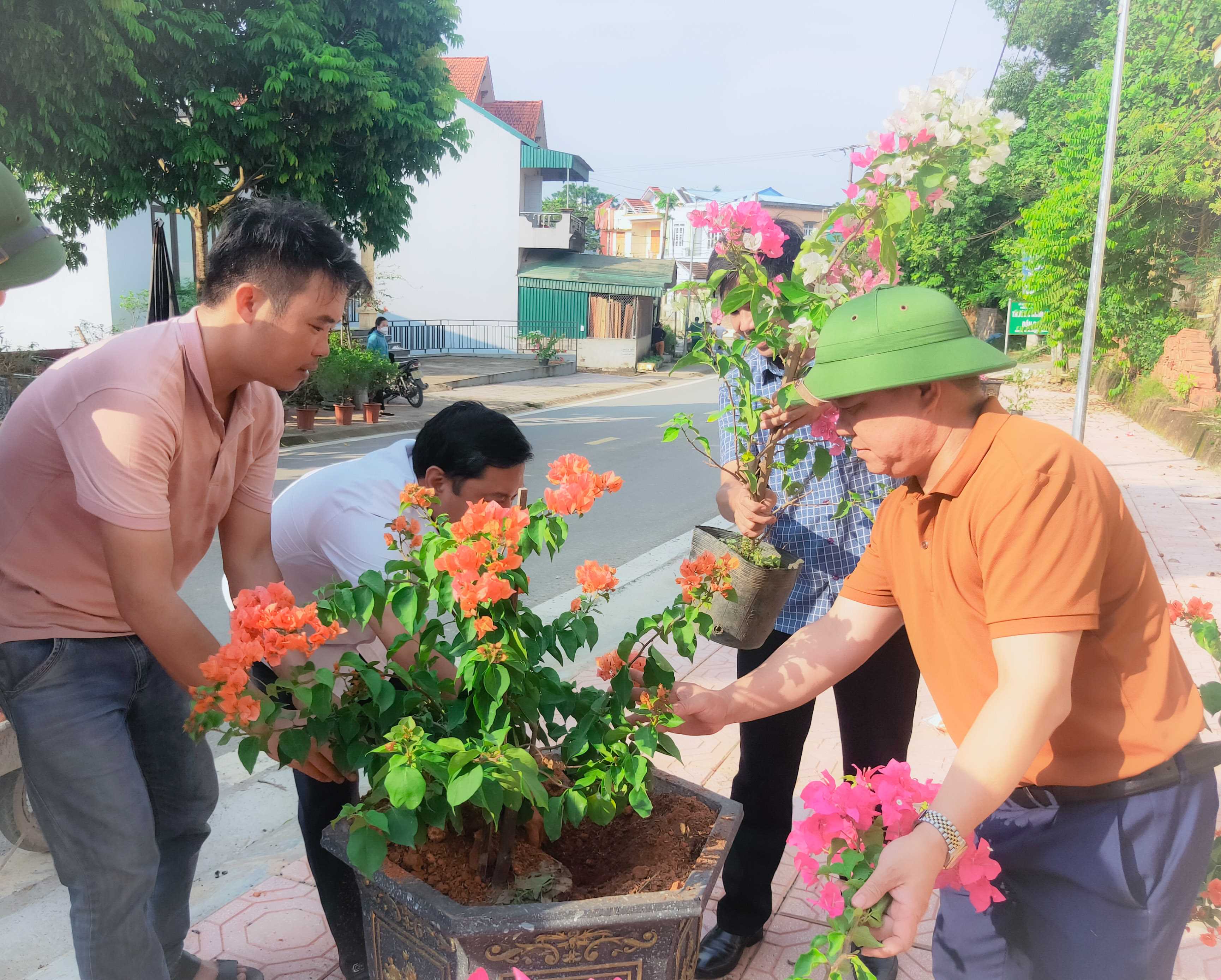 Nhân dân xã Đồn Đạc trồng hoa giấy để xây dựng tuyến đường nông thôn sáng - xanh - sạch - đẹp.