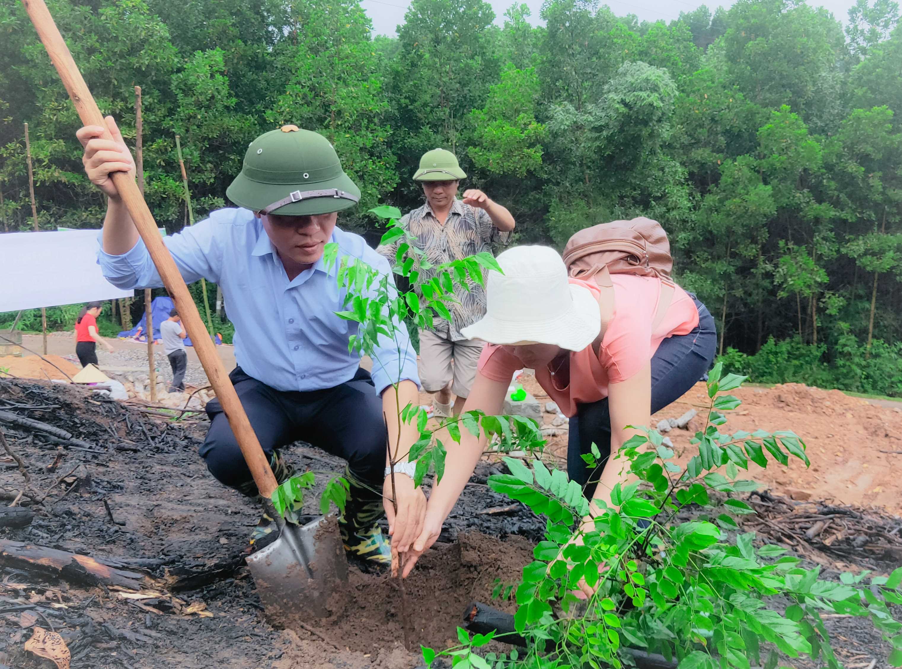 Lãnh đạo huyện Ba Chẽ tham gia trồng rừng gỗ lớn tại thôn Đồng Loóng, xã Thanh Lâm.